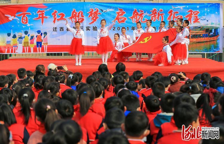 电影里吻戏为何只拍上半身?当镜头下移时,太割裂!